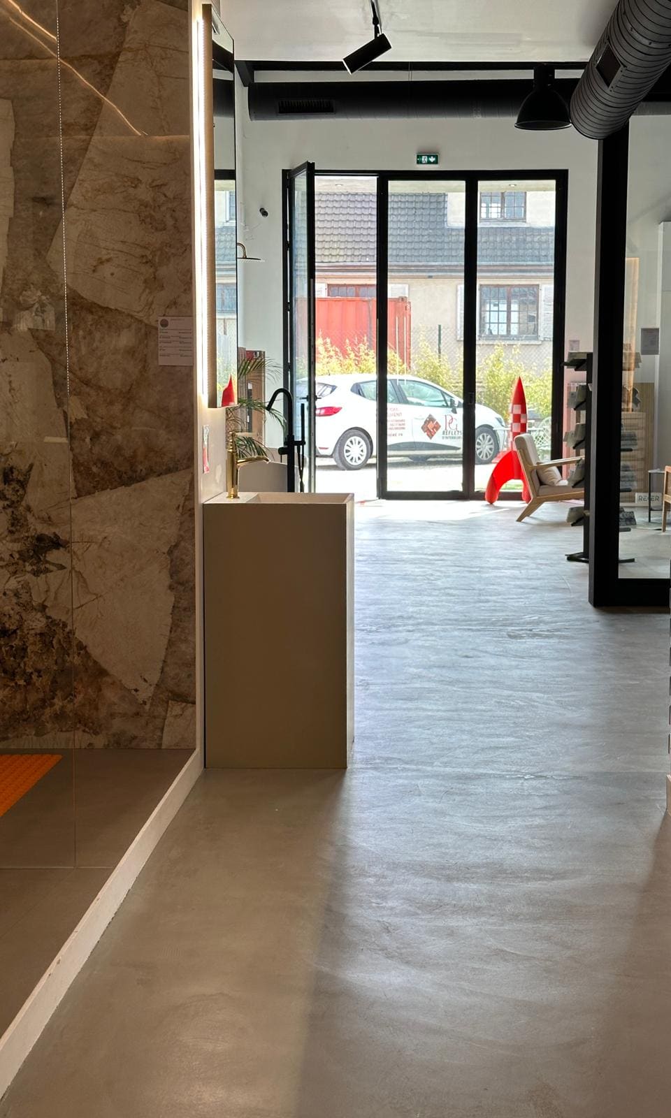 Grande dalle effet marbre dans l’allée du showroom de Méré