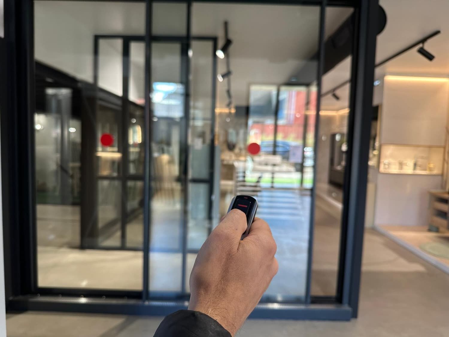 Baie coulissante Cor Vision Plus ouverte à la télécommande au showroom de Méré