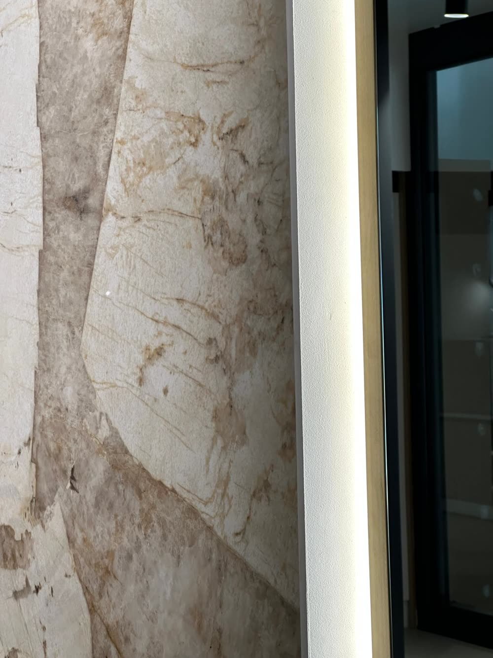 Dalle de grès cérame effet marbre rétro-éclairée au showroom