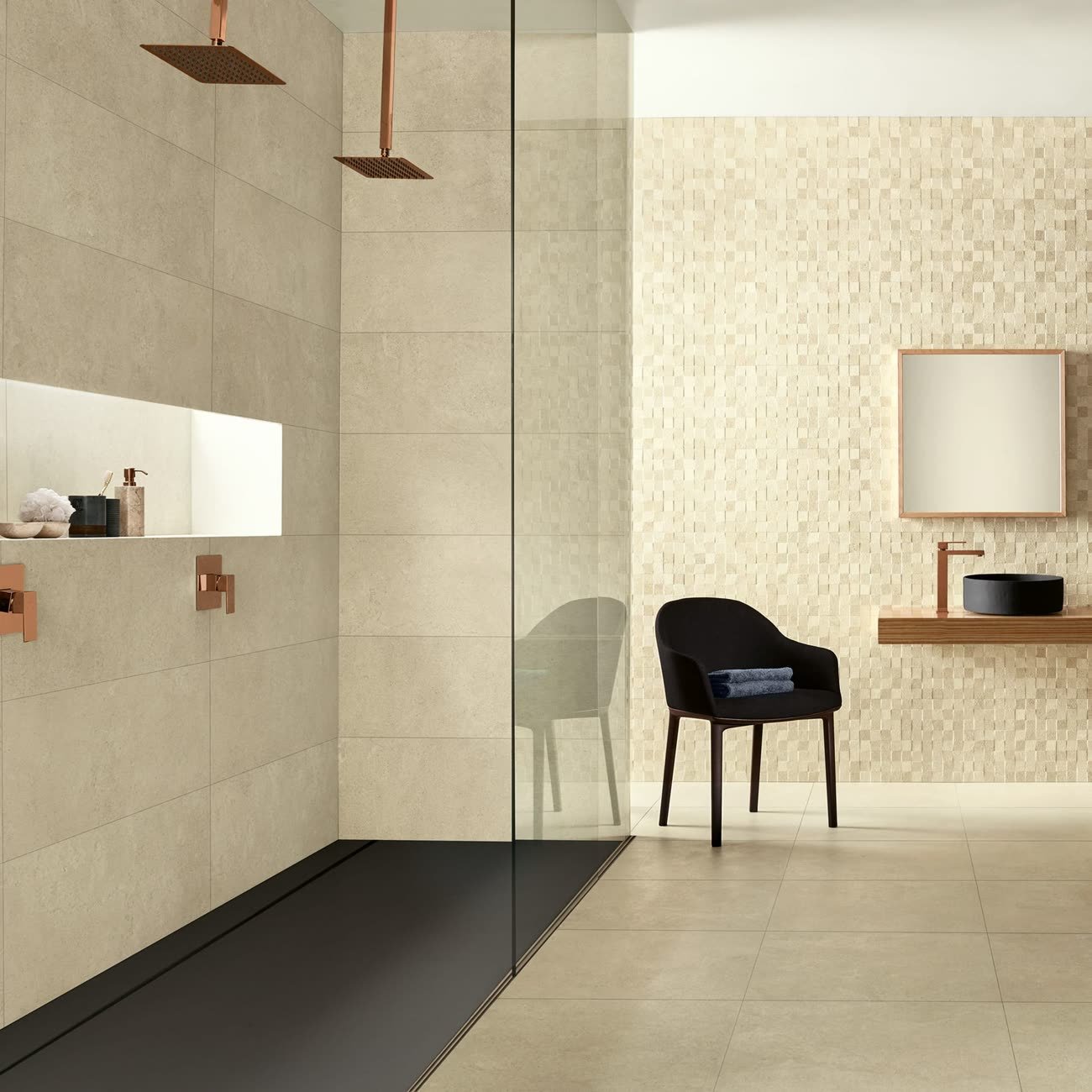 Douche avec niche et receveur extra-plat au showroom de Méré