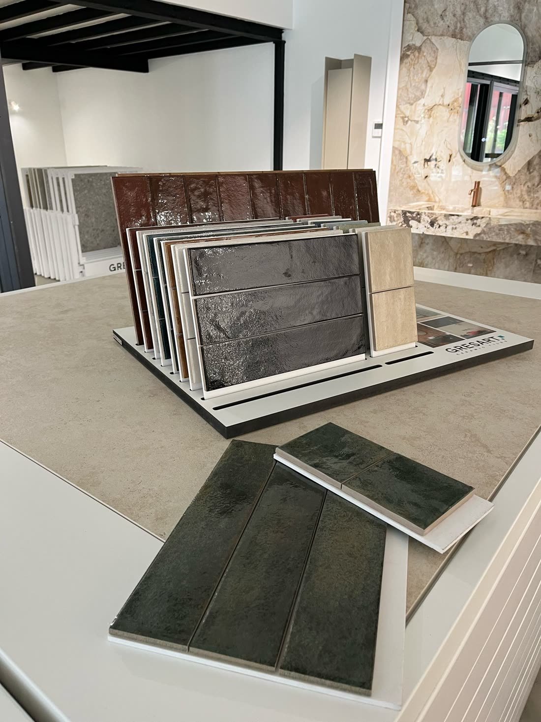 Échantillons de carrelage posés sur une table du showroom