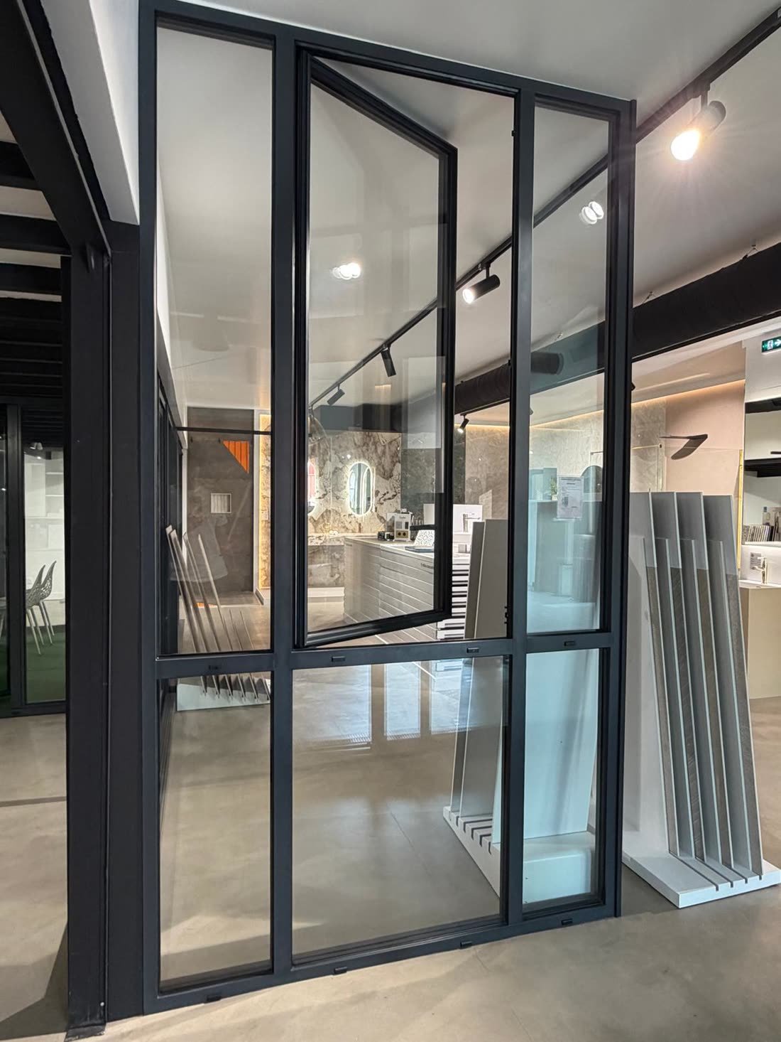 Fenêtre Alu-Steel oscillo-battante avec parties fixes exposée au showroom de Méré