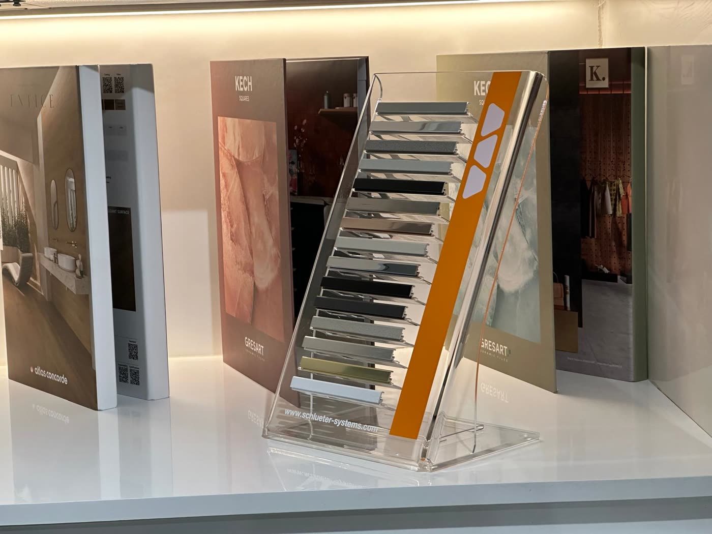 Présentoirs de carrelage grand format au showroom de Méré