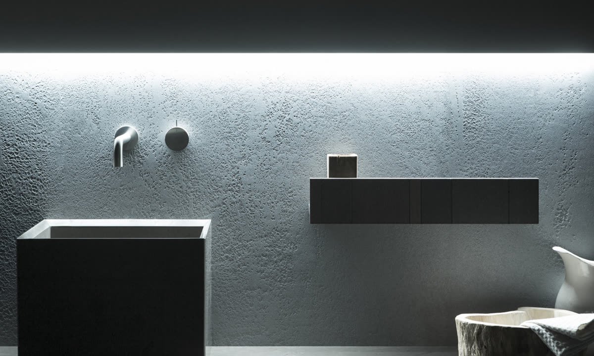 Salle de bain en faïence sombre et robinetterie noire mate