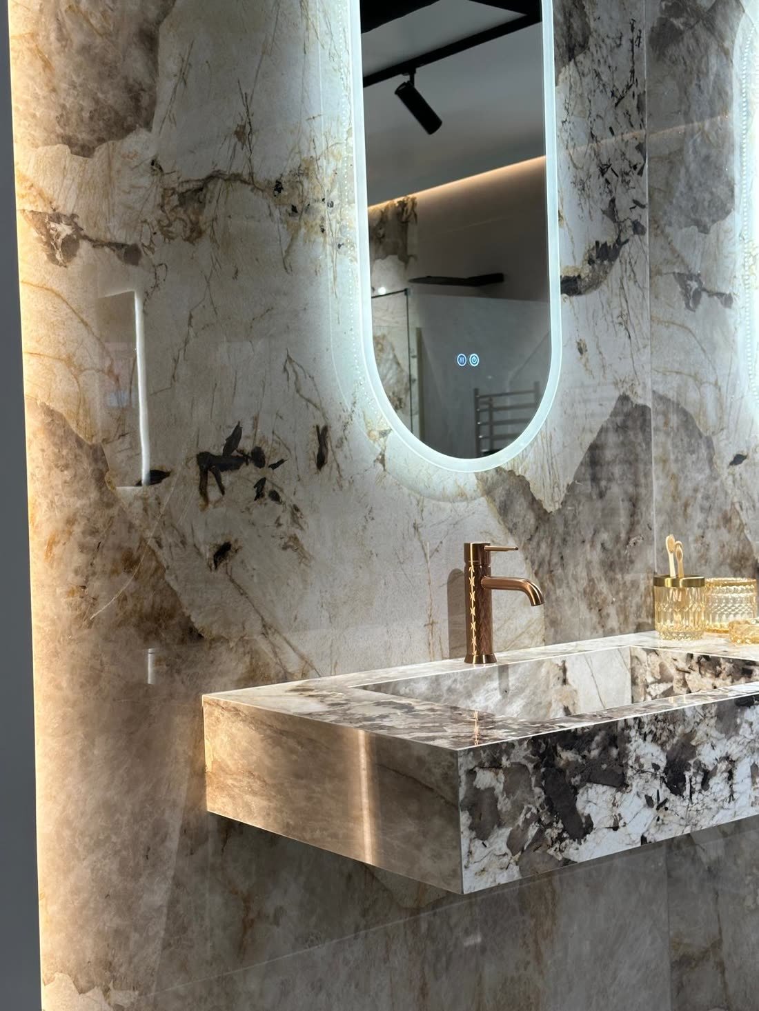 Vasque en pierre et miroir rétro-éclairé